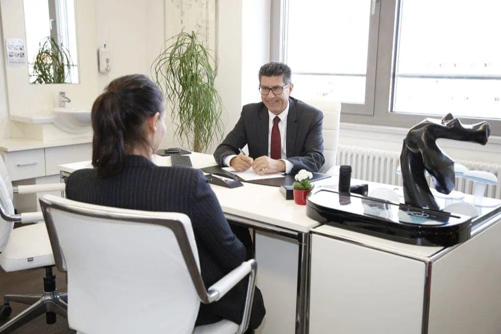 Beratungsgespräch in der LANUWA Aesthetik Klinik Beratungsgespräch mit Dr. Nuwayhid