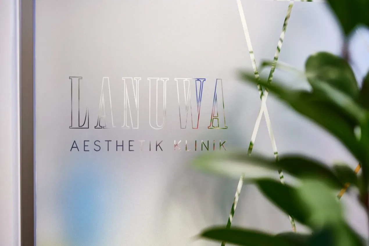 LANUWA Aesthetik Klinik Leipzig - Eingangsbereich LANUWA Logo auf Glastür