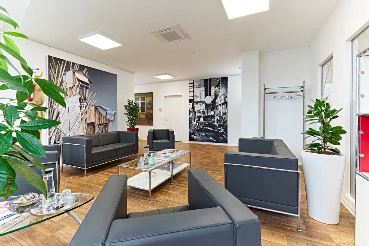 Stilvoller Wartebereich in der LANUWA Klinik Leipzig Stilvoller Wartebereich mit Pflanzen