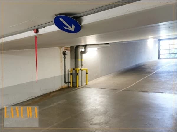 Ausfahrt Tiefgarage mit rotem Band Ausfahrt Tiefgarage mit rotem Band