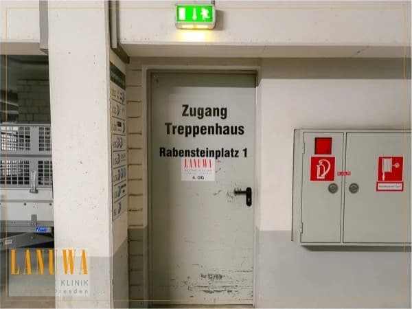 Schild Zugang Treppenhaus Rabensteinplatz 1 Schild Zugang Treppenhaus Rabensteinplatz 1