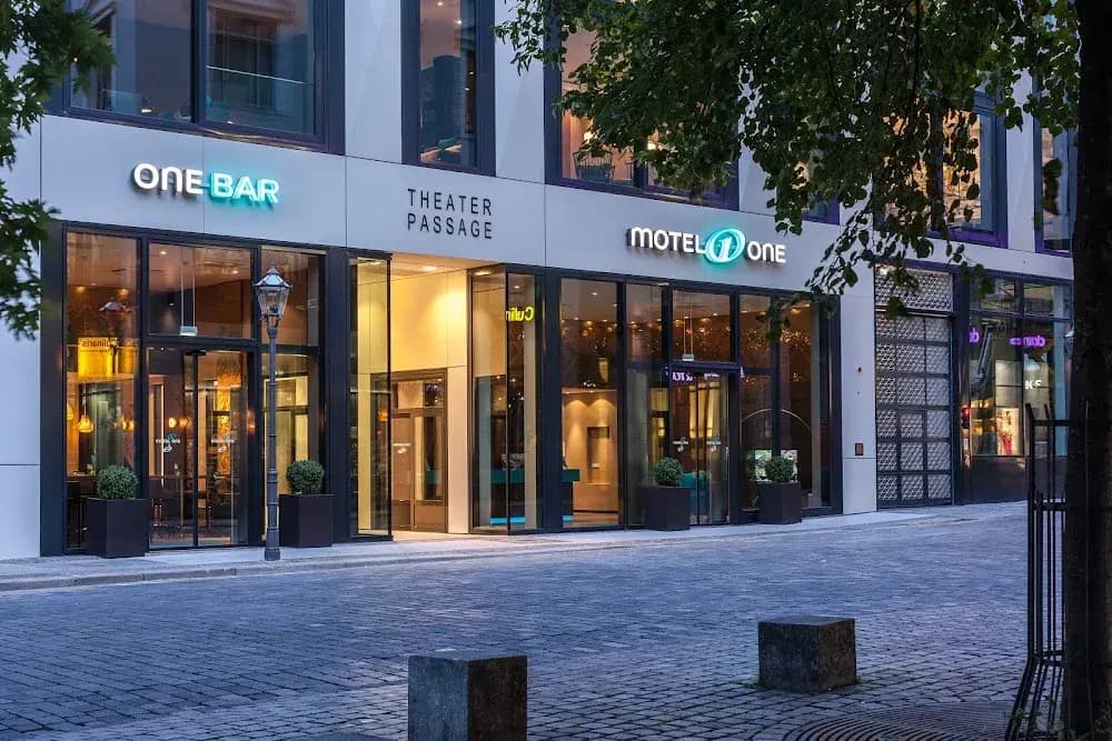 Motel One Leipzig – Hotelempfehlung nahe LANUWA Klinik Motel One Leipzig Außenansicht