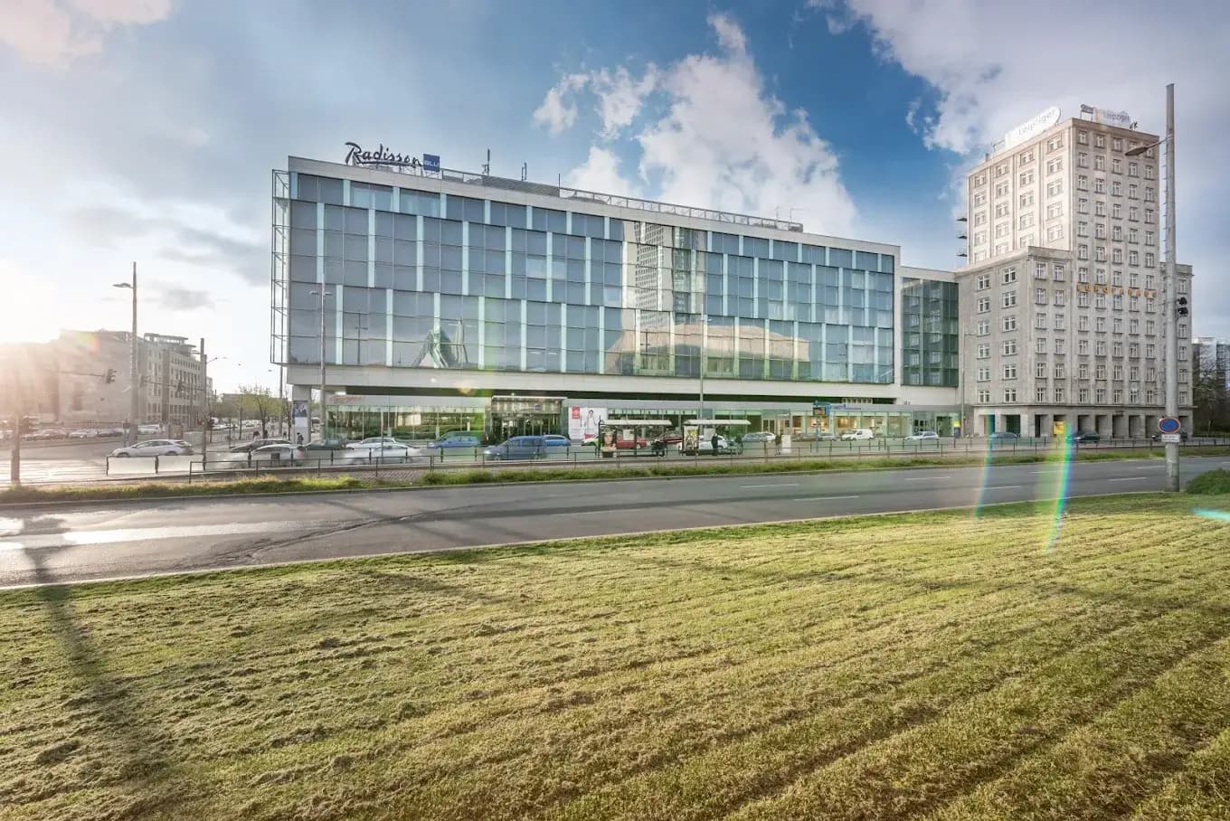 Radisson Blu Leipzig – Hotelempfehlung nahe LANUWA Klinik Radisson Blu Leipzig Außenansicht